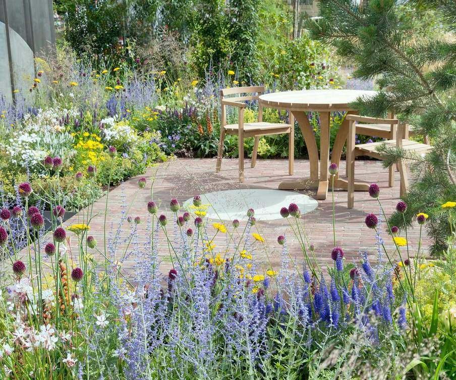 cobbled modern backyard with seating and plants